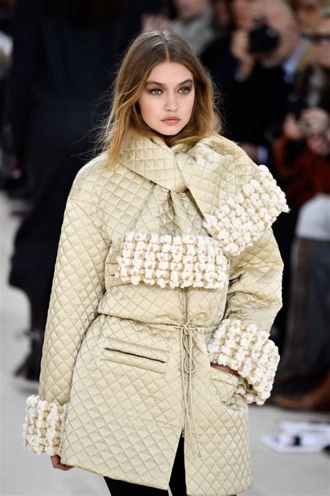 gigi hadid desfile chanel|Gigi Hadid iconic looks.